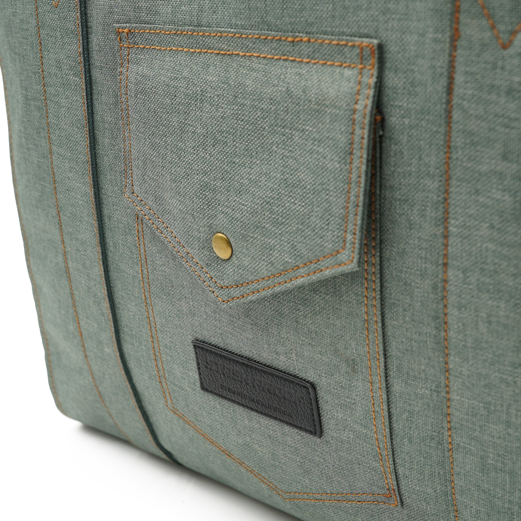 Outside pocket and vegan leather Stash Proof label closeup